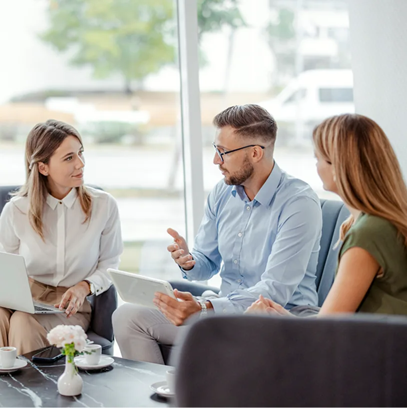 Accompagnement Couple écoutant une couseillère sur un canapé