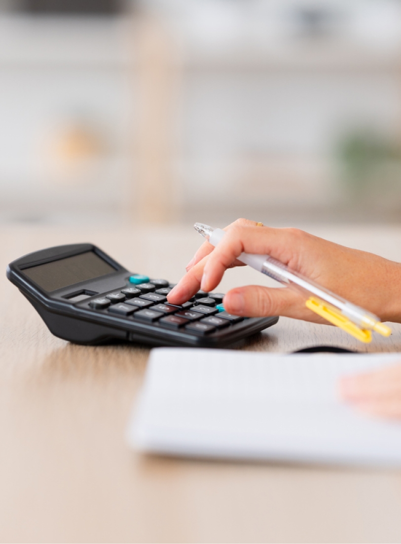 Cabinet-independance Main d'une personne tapant à la calculatrice