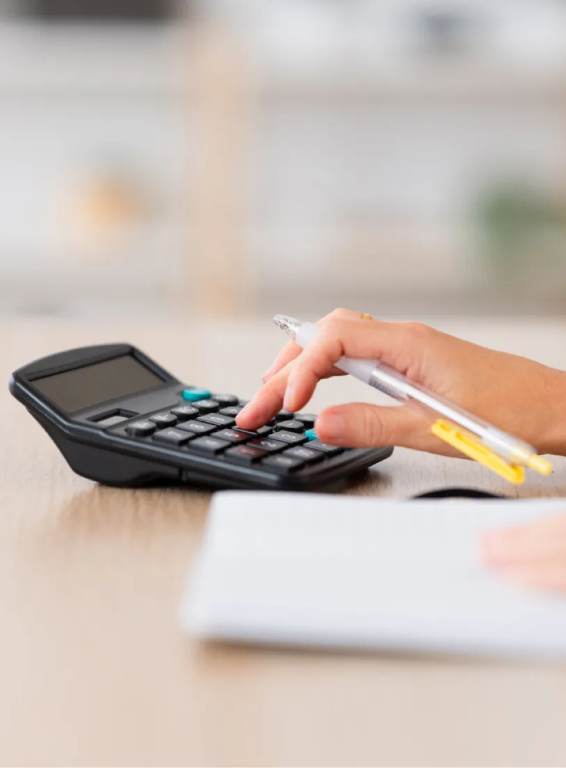 Main d'une personne tapant &agrave; la calculatrice