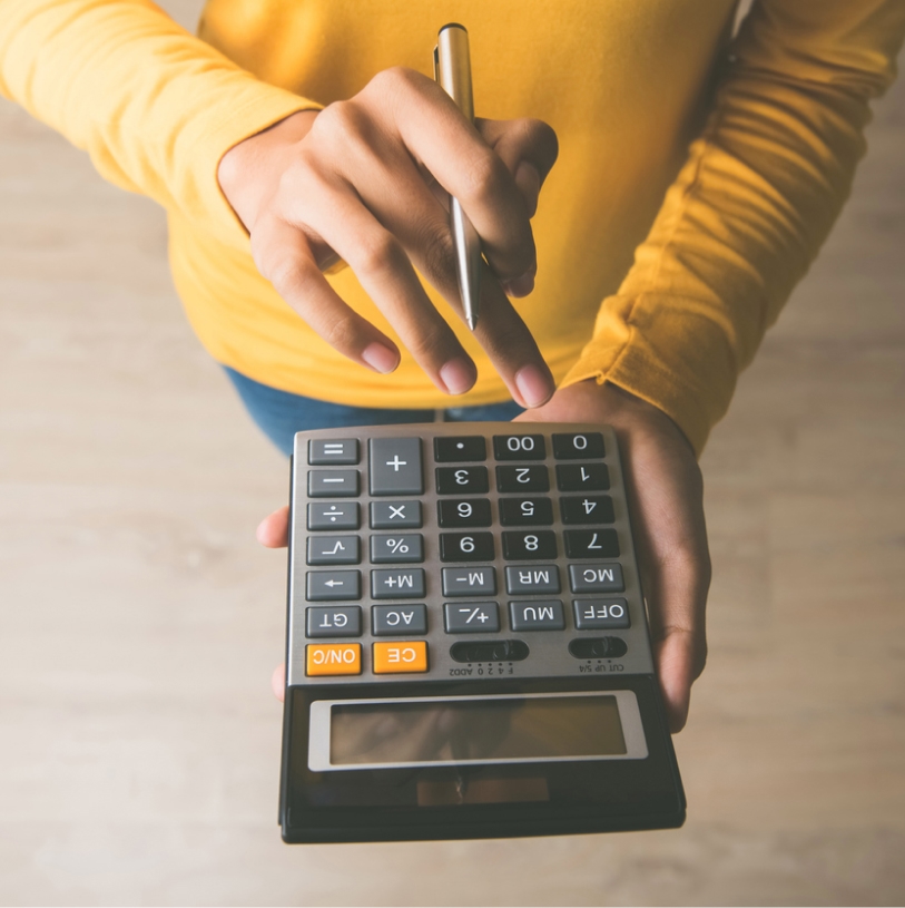 Fiscalite Mains d'une femme tapant sur une calculatrice