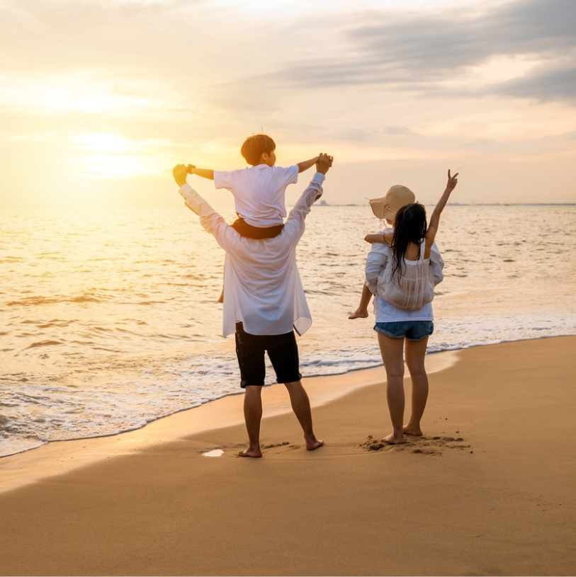 Patrimoine-Avenir Famille sur la plage devant un coucher de soleil