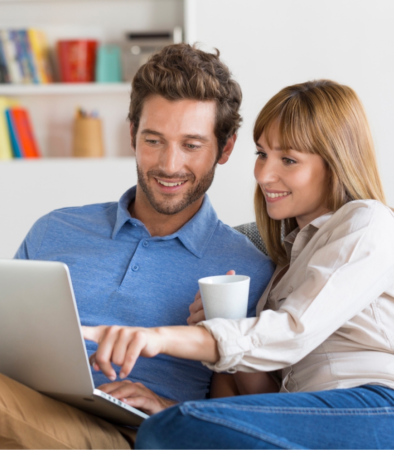 Patrimoine-Organiser Couple décontracté devant un ordinateur