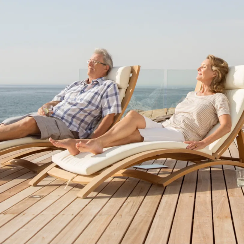 Retraite Retraités sur des transats, à la mer